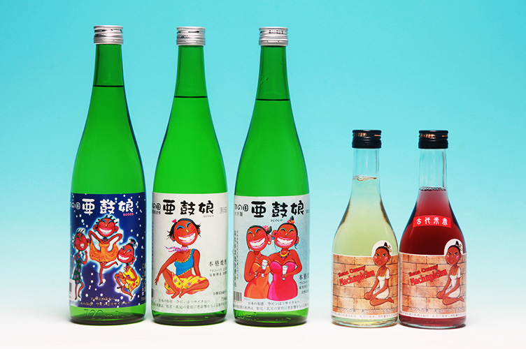 喜久水酒造「レナ・コニーマチュピチュ」と、羽の国 本格粕焼酎「亜鼓娘」の宣材写真。どちらにも、RiRiKOの描くキュートで元気いっぱいな、日焼け肌の女性たちが描かれている。